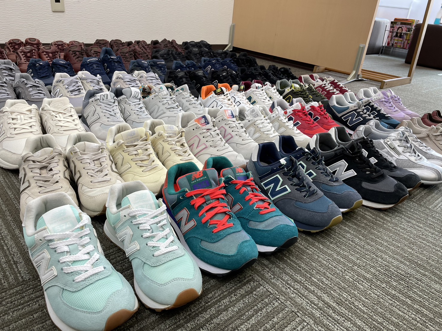 かかとがしっかり・ねじれにくい・つま先だけ曲がる靴の例