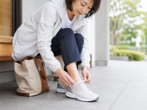長時間歩くと足が痛い方が見直したいスニーカーの靴ひも