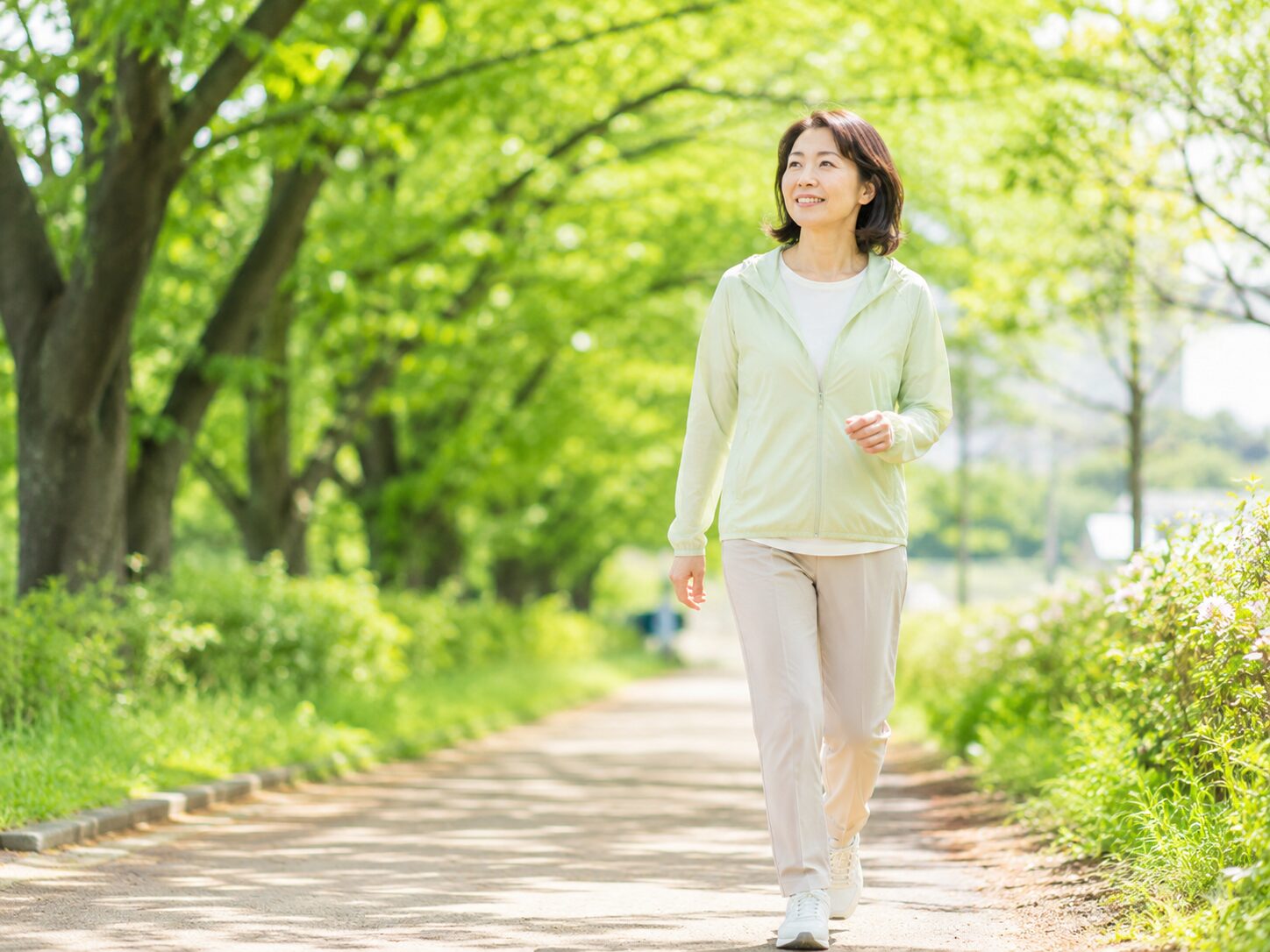 気候の良い日にウォーキングをする女性