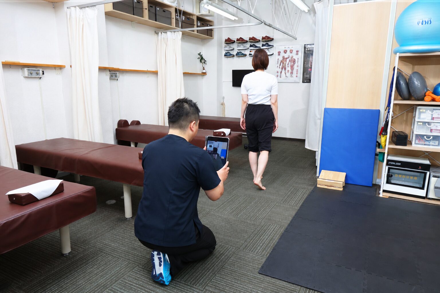 歩き方や身体全体の動きを見ている様子