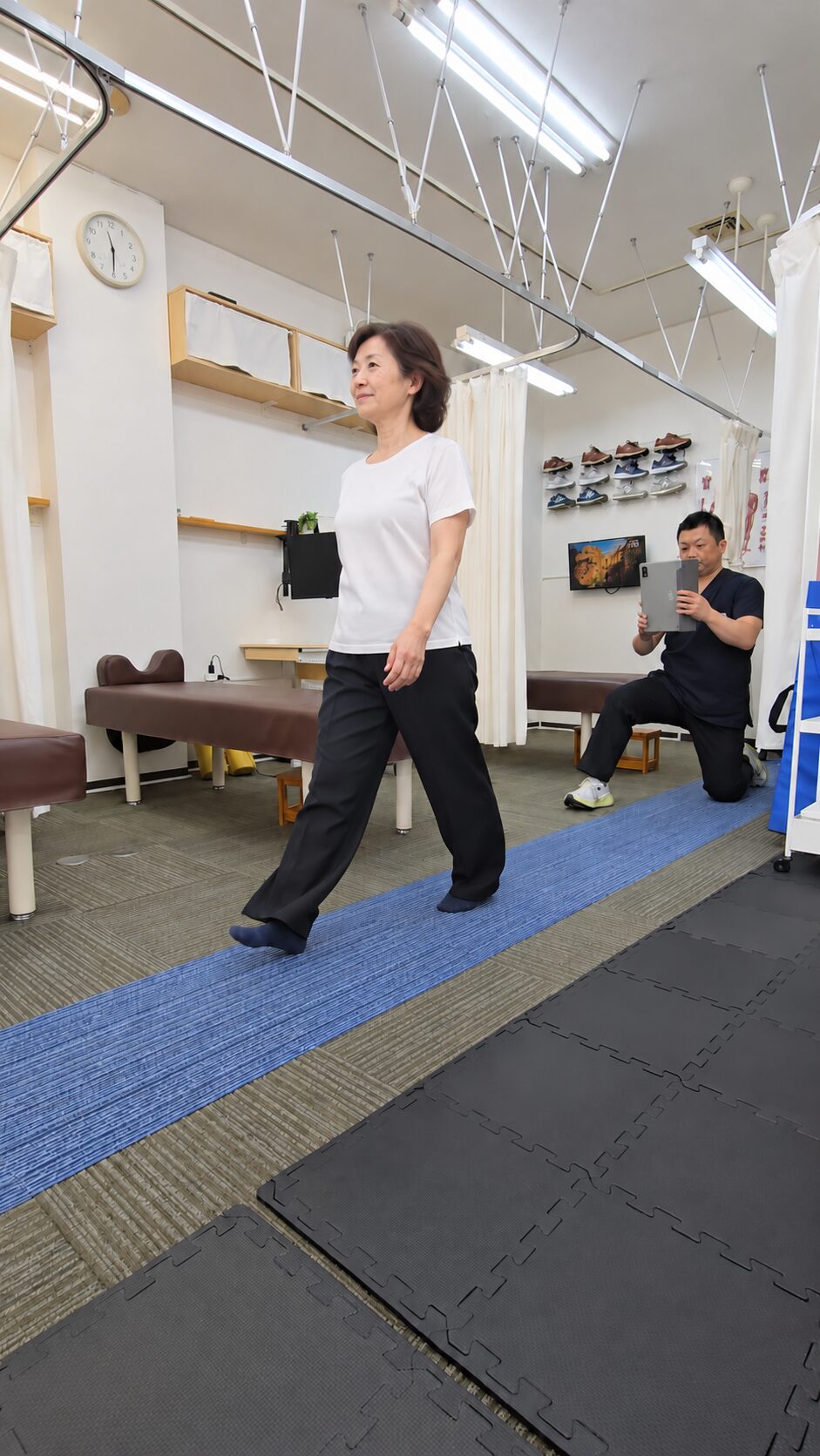 院内で実際の歩き方をみている様子