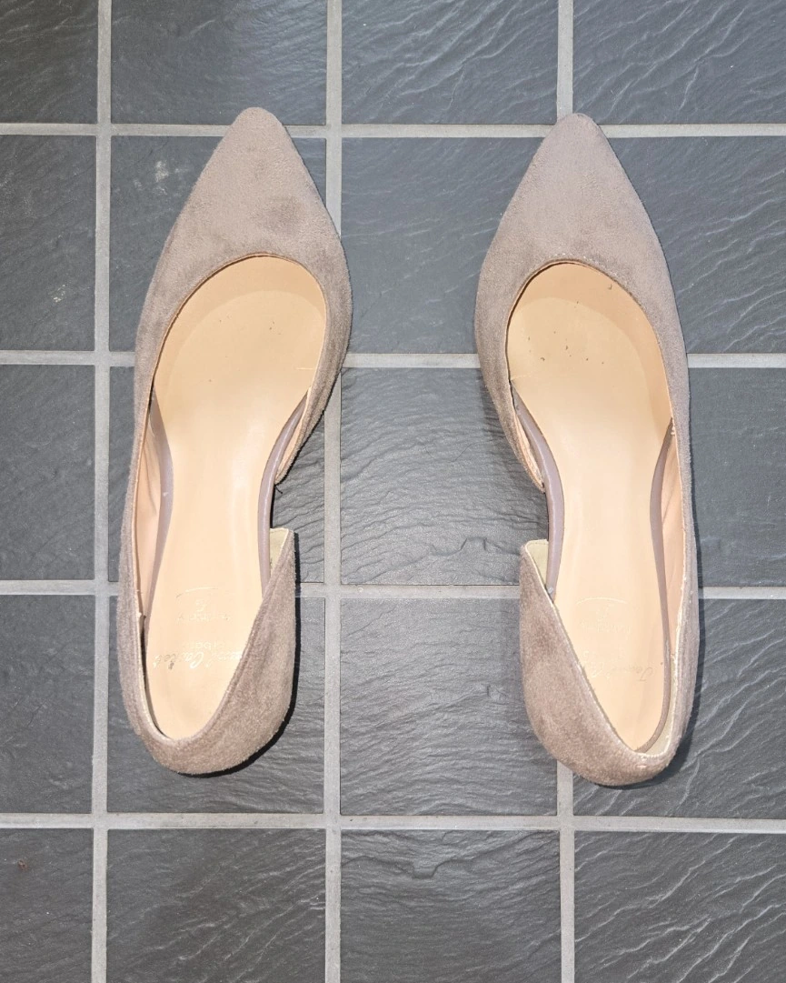 今回の患者様が仕事で実際に履いていた、ベージュ色のパンプス